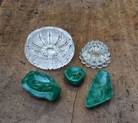 Lotto composto da tre posacenere in malachite e due in cristallo (difetti)