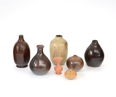 Lotto composto da sette vasetti in terracotta e ceramica invetriata di...