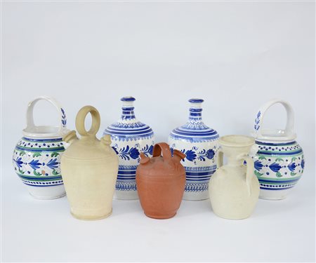 Lotto composto da sette versatoi in ceramica e terracotta di diverse misure e...