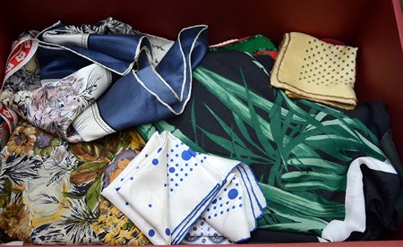 Cartone contenente numerosi foulard (difetti)