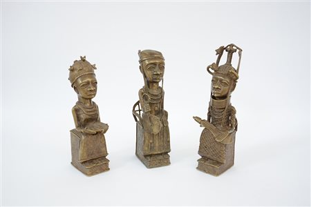 Lotto composto da tre sculture africane raffigurante divinità in bronzo...