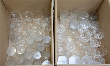 Lotto di due cartoni contenenti numerosi bicchieri (difetti)