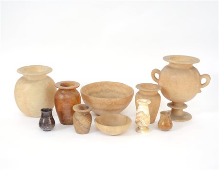 Lotto composto da una coppa biansata, due ciotole e sette vasi dall'antico in...