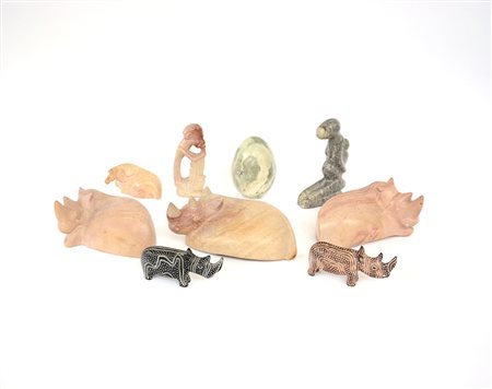 Lotto composto da nove sculture di misure diverse in pietra saponaria e...