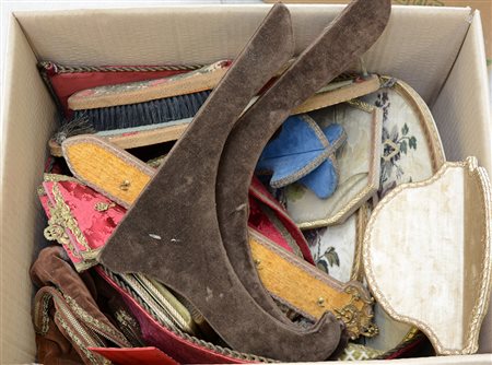 Cartone contenente numerosi oggetti decorativi realizzati con tessuti e...