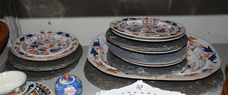 Manifattura inglese, lotto di sette piatti (d cm 25) ed un vassoio per...