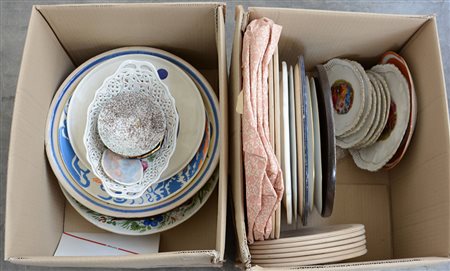 Lotto contenuti in due scatoloni contenenti numerosi piatti di diversa...