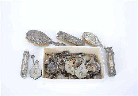 Scatola contenente numerosi oggetti in metallo argentato e argento di cui...