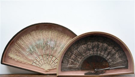 [Tappeto] Lotto composto da due ventagli, uno in pizzo nero ad ago con...