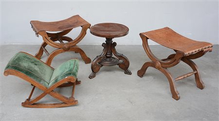 Lotto di quattro sgabelli in legno di diversa fattura (difetti)