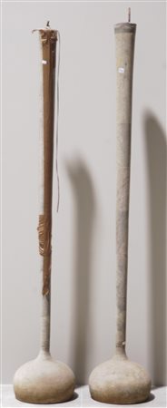 Coppia di piantane in pietra tornita e rastremata con basamenti a bulbo (h cm...