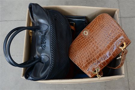 Cartone contenente 8 borse da donna in diversi materiali, colori, fatture e...