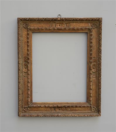 Cornice in legno intagliato e laccato con rilievi in oro (luce cm 36x28)...