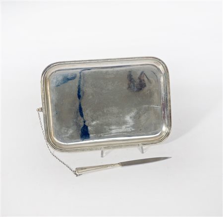 Vassoio porta corrispondenza in metallo argentato con tagliacarte e catenella