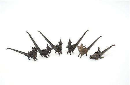 Lotto di sei pipe da oppio in metallo di diversa forma (difetti)