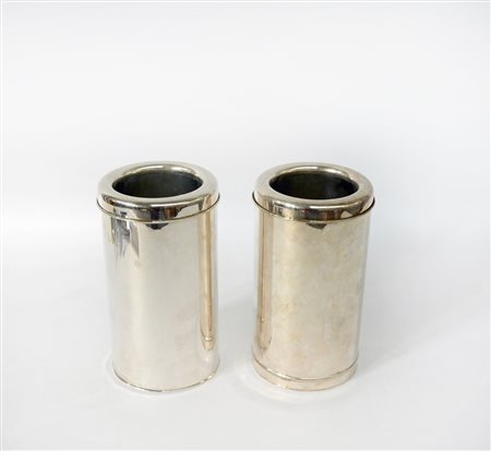 Lotto di due rinfrescatoi per bottiglie in metallo argentato (h cm 23) (difetti)