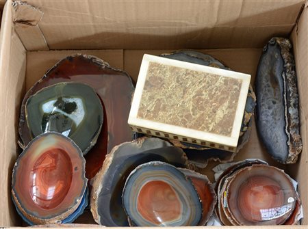 Cartone contenente diversi oggetti in pietra dura (rotture)