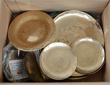 Cartone contenente numerosi sottopiatti e sottobicchieri in metallo liscio