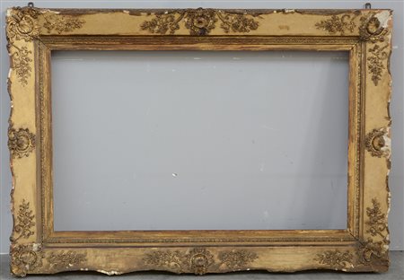 Grande cornice rettangolare in lengo e pastiglia dorata, decorata a motivi...