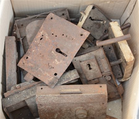Cartone contenente numerose serrature in ferro di diverse epoche (difetti)