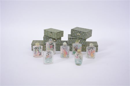 Lotto composto da sette snuff bottles in vetro di decoro e misure diverse,...