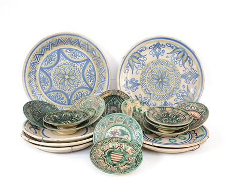 Lotto composto da sette grandi piatti e dodici piccoli in terracotta decorata...
