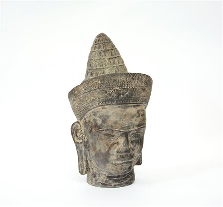 Grande scultura in bronzo raffigurante testa di Buddha (h cm 59)(difetti)