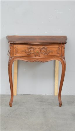 Consolle da muro di forma mossa ad un cassetto sottopiano. Gambe e fascia...