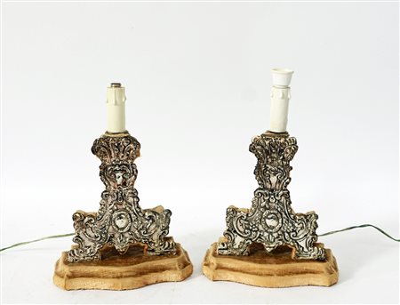 Coppia di basi di reliquiari montati a lampade con struttura in legno...