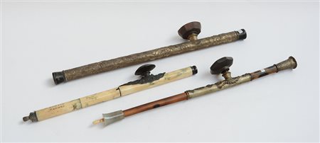 Lotto di tre pipe di misure diverse, di manifattura orientale in metallo,...
