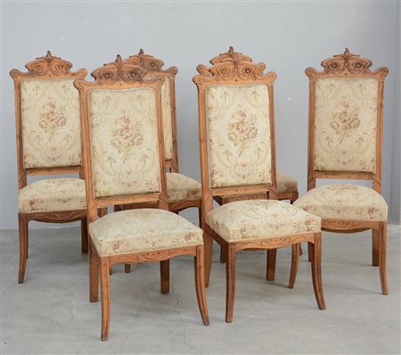 Gruppo di sei sedie "liberty" in noce con schienale sagomato e intagliato a...