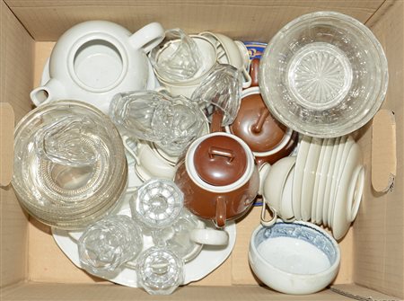 Cartone contenente numerosi oggetti in ceramica e vetro (difetti) -EN Cartone...