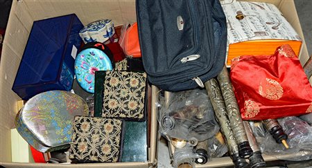 Lotto composto da due cartoni contenenti oggetti vari