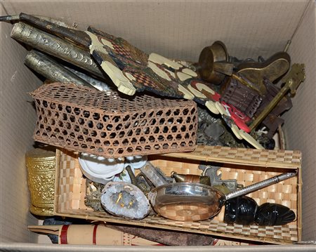 Cartone contenente numerosi oggetti di diverso uso