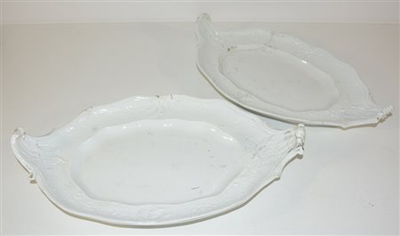 Manifattura di Meissen. Coppia di piatti ovali biansati in porcellana bianca...