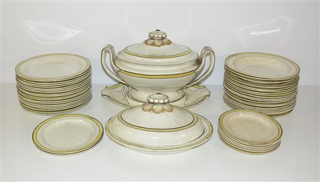 Parte di servizio di piatti in ceramica bianca decorata con bordi in giallo...