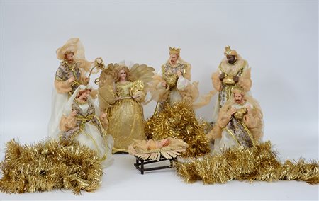 Lotto composto da sette sculture da presepe ed ornaenti natalizi in legno e...