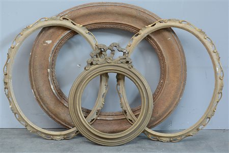 Lotto composto da quattro cornici ovali in legno e pastiglia di misure...