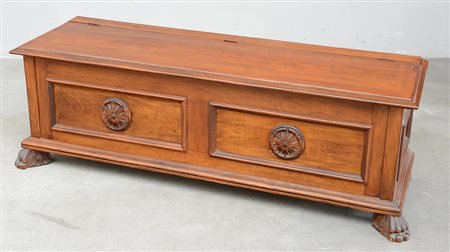 Cassapanca in noce con fronte decorato a rosoni, piedi felini (146x50x47)...