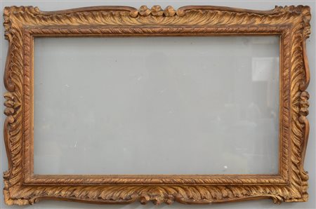 Cornice rettangolare in legno dorato e intagliato, decorata a volute (cm...