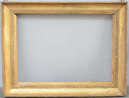 Grande cornice rettangolare in legno dorato con profilo intagliato a...