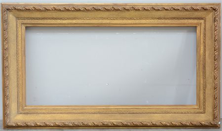 Grande cornice rettangolare in legno dorato con profilo intagliato a motivi...