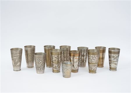 Lotto composto da dodici boccali orientali in metallo argentato (difetti)