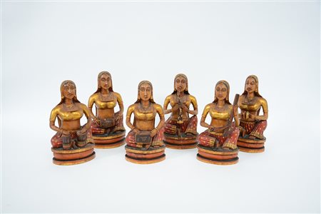 Lotto composto da sei sculture in legno intagliato e laccato in policromia...