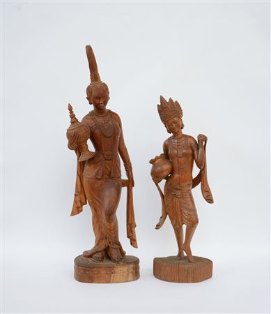 Lotto composto da due sculture lignee raffiguranti divinità orientali, misure...