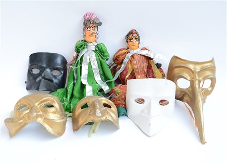 Lotto composto da cinque maschere carnevalesche in cartapesta e due burattini...