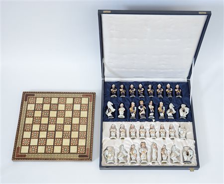 Lotto composto da pezzi del gioco degli scacchi in ceramica policroma...