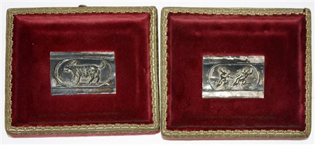 Coppia di piccole placche raffiguranti un caprone e due amorini giocosi (cm...