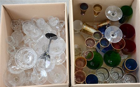 Numerosi bicchieri di fatture e decori diversi (difetti)