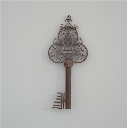 Grande chiave decorativa in ferro battuto (l cm 51,5) (difetti)